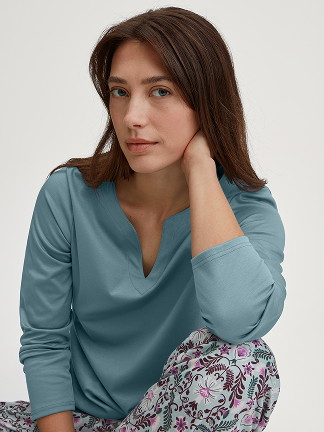 La modella / Il modello Donna indossa Pigiami, lunghi in 100% cotone di colore Blu, Modello, della serie Autumn Dreams di CALIDA, Immagine aggiuntiva