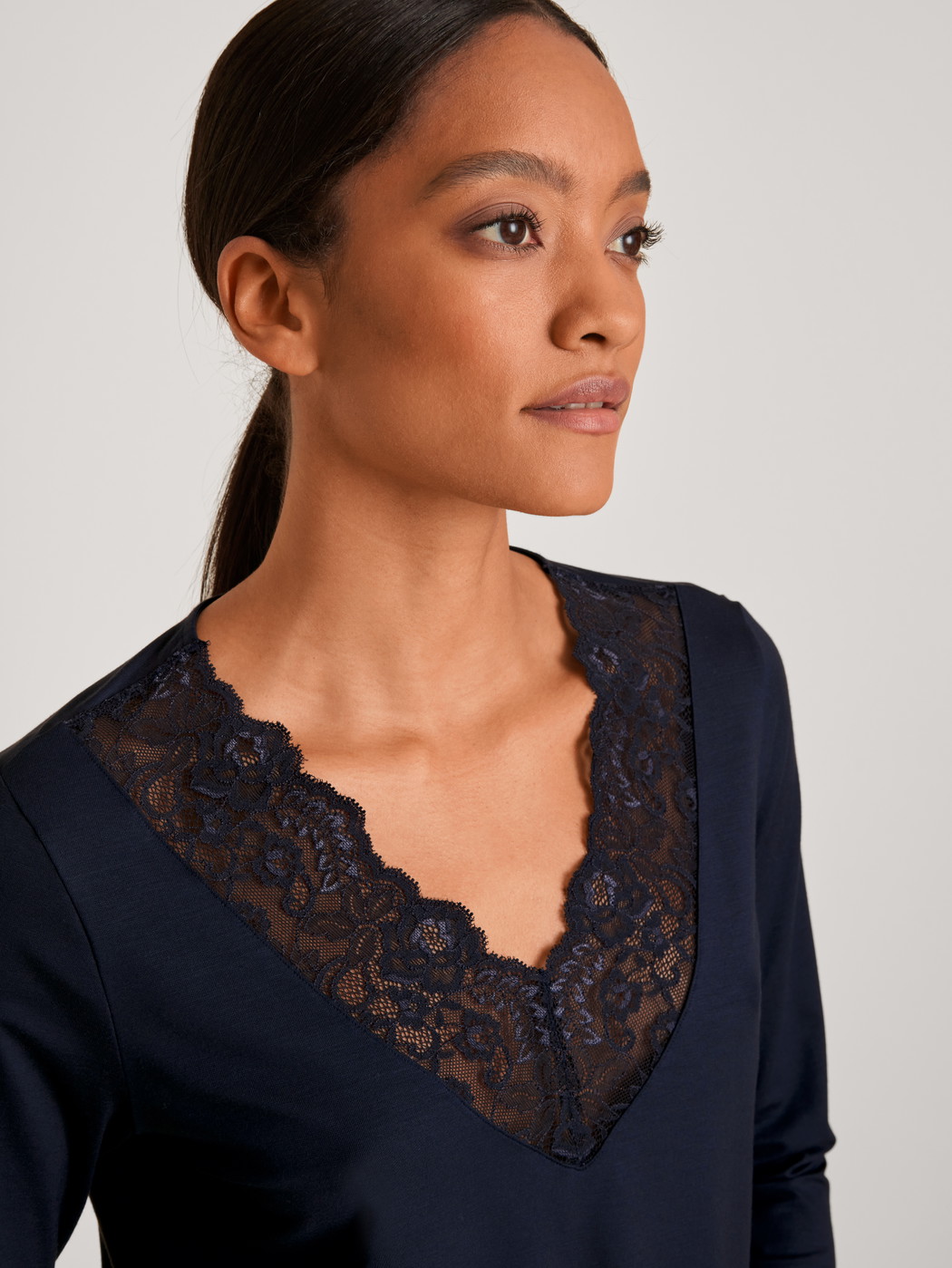 La modella / Il modello Donna indossa Pigiami, lunghi in Modal di colore Blu, Pizzo, della serie Elegant Dreams di CALIDA, Dettaglio