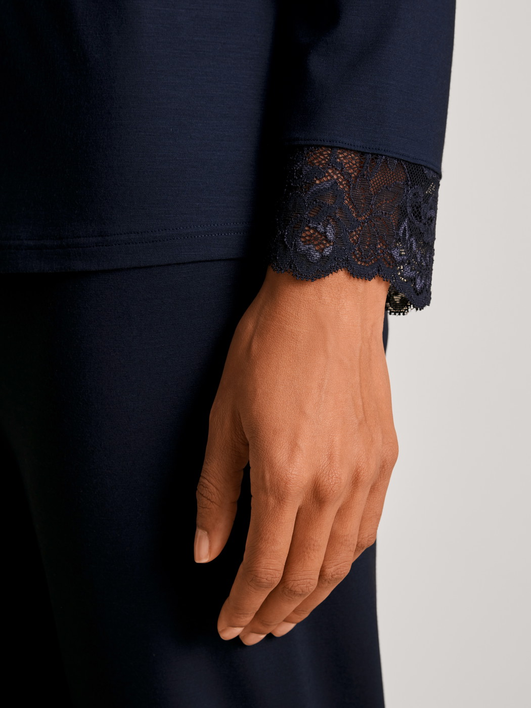 La modella / Il modello Donna indossa Pigiami, lunghi in Modal di colore Blu, Pizzo, della serie Elegant Dreams di CALIDA, Dettaglio