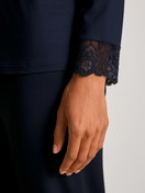 La modella / Il modello Donna indossa Pigiami, lunghi in Modal di colore Blu, Pizzo, della serie Elegant Dreams di CALIDA, Dettaglio