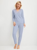 La modella / Il modello Donna indossa Pigiami, lunghi in TENCEL™ di colore Blu, Pizzo, della serie Season Special di CALIDA, Vista frontale