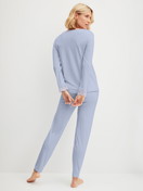 La modella / Il modello Donna indossa Pigiami, lunghi in TENCEL™ di colore Blu, Pizzo, della serie Season Special di CALIDA, Vista posteriore