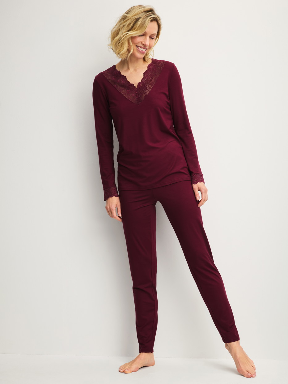 Damen-Model trägt Pyjama, lang aus Modal in Rot, Spitze aus Serie Season Special von CALIDA, Vorderansicht