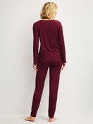 Damen-Model trägt Pyjama, lang aus Modal in Rot, Spitze aus Serie Season Special von CALIDA, Rückansicht