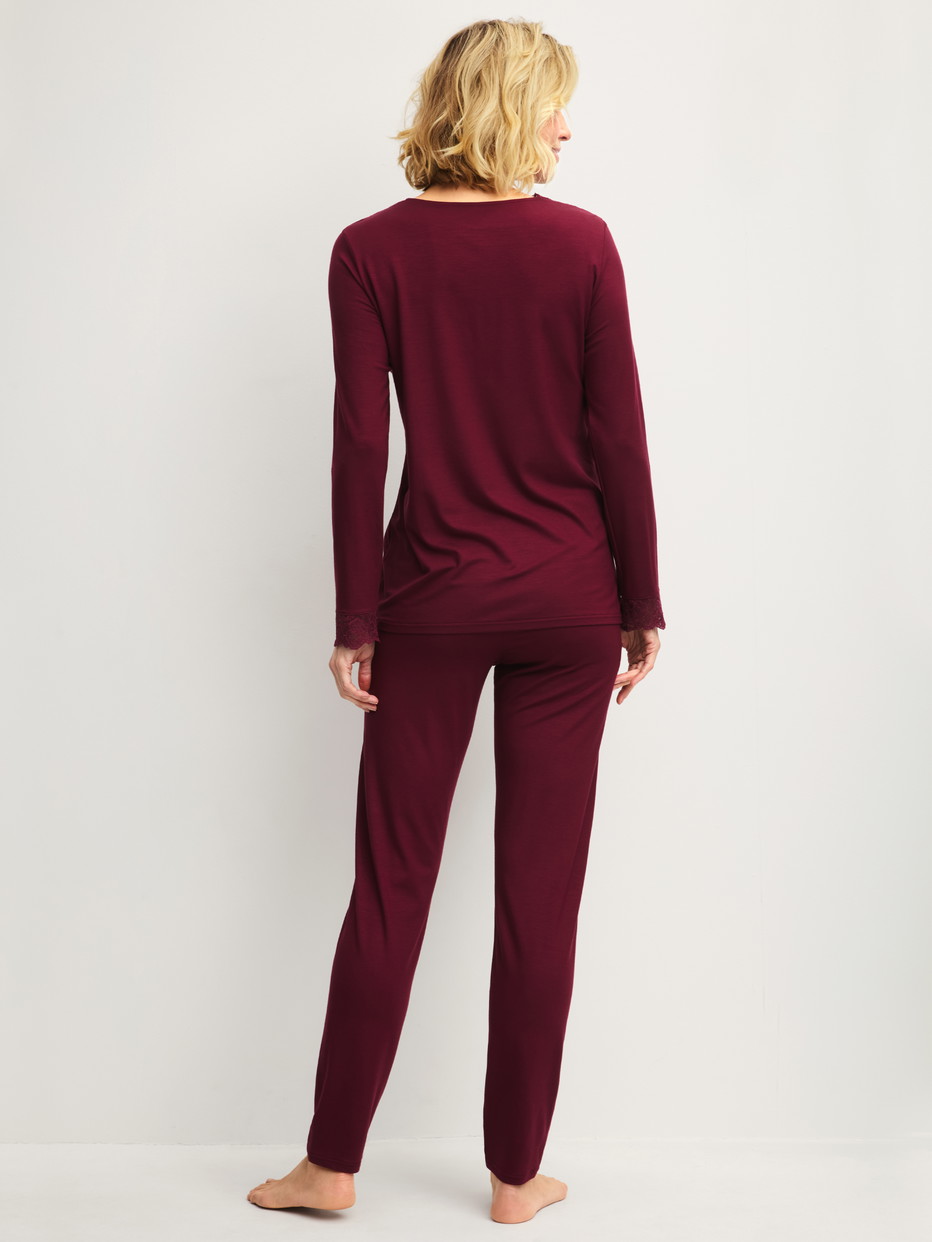 Damen-Model trägt Pyjama, lang aus Modal in Rot, Spitze aus Serie Season Special von CALIDA, Rückansicht