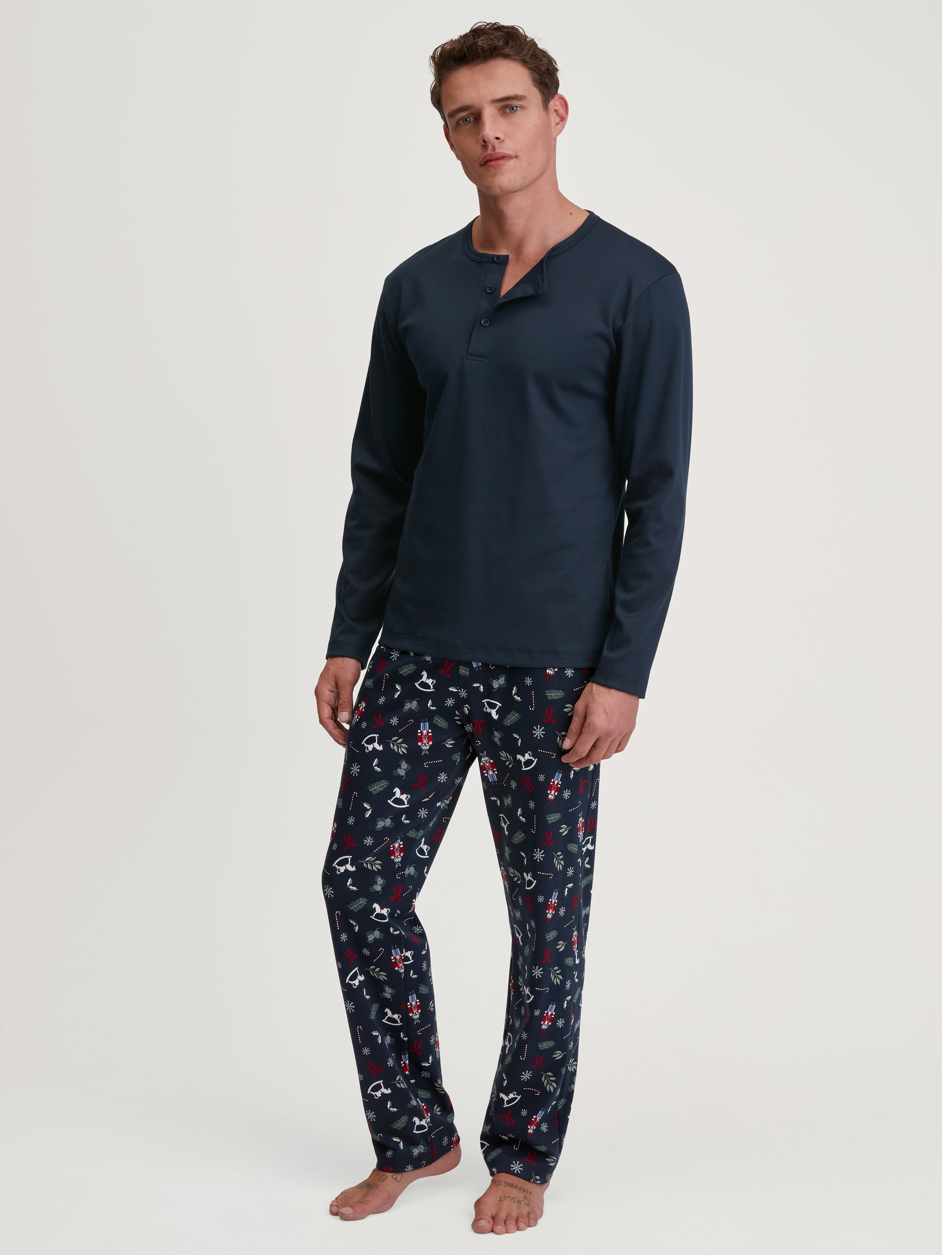 Herren-Model trägt Pyjama, lang aus 100% Baumwolle in Blau, Gemustert aus Serie Family & Friends von CALIDA, Vorderansicht