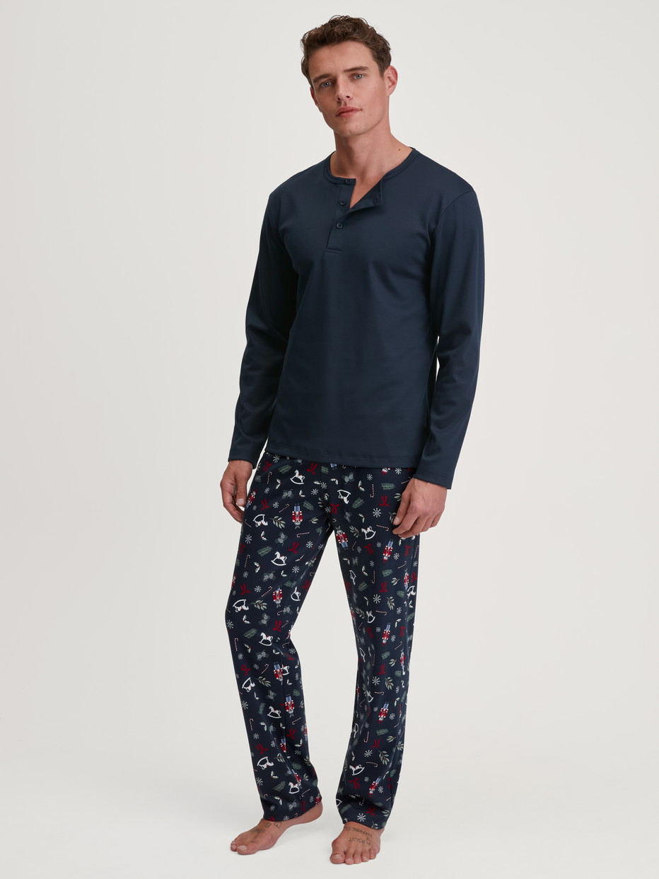 Herren-Model trägt Pyjama, lang aus 100% Baumwolle in Blau, Gemustert aus Serie Family & Friends von CALIDA, Vorderansicht