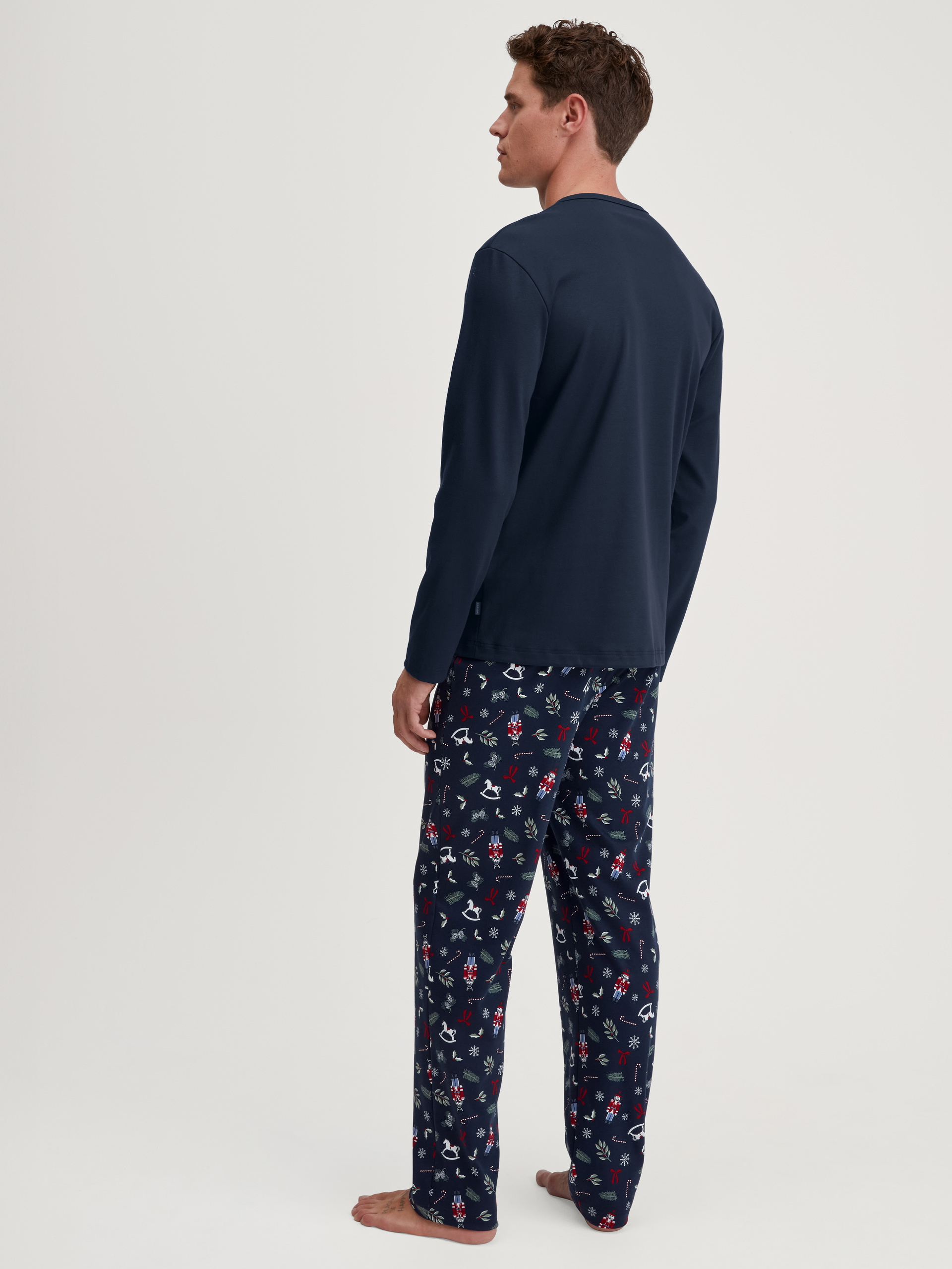Herren-Model trägt Pyjama, lang aus 100% Baumwolle in Blau, Gemustert aus Serie Family & Friends von CALIDA, Rückansicht