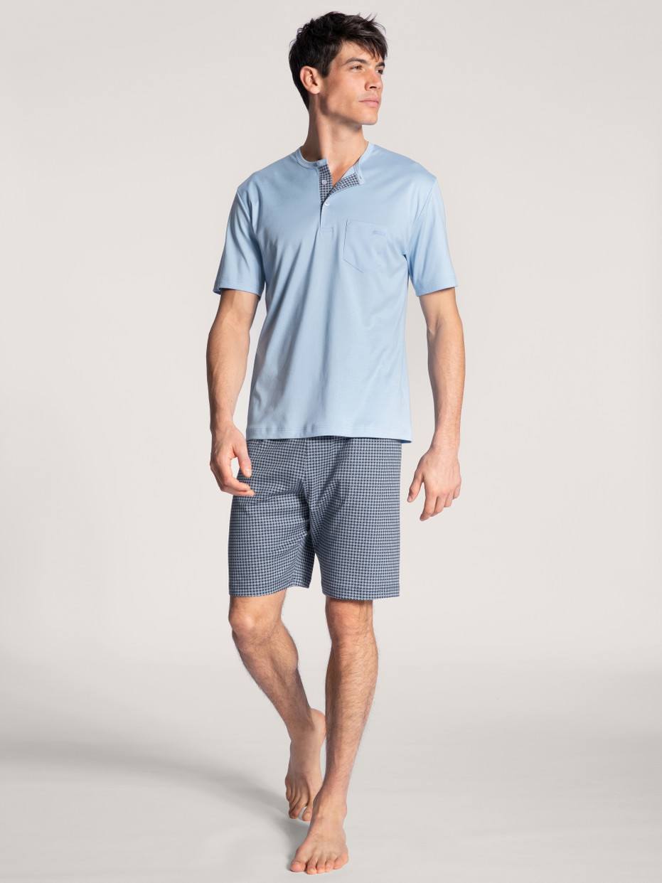 Herren-Model trägt Kurz-Pyjama aus 100% Baumwolle in Blau, Motiv aus Serie Relax Choice von CALIDA, Vorderansicht