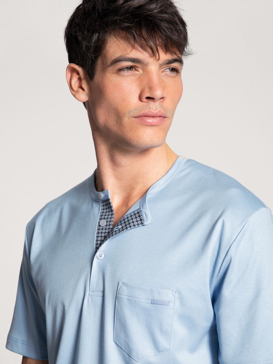 Herren-Model trägt Kurz-Pyjama aus 100% Baumwolle in Blau, Motiv aus Serie Relax Choice von CALIDA, Vorderansicht