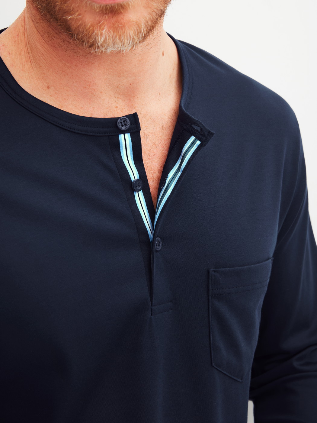 La modella / Il modello Uomo indossa Pigiama in 100% cotone di colore Blu, A righe, della serie Relax Choice di CALIDA, Dettaglio