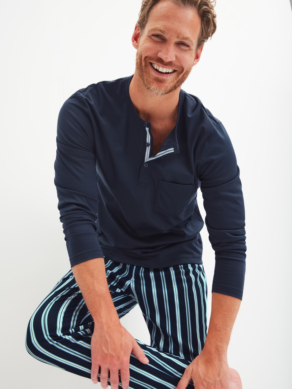 Herren-Model trägt Pyjama lang aus 100% Baumwolle in Blau, Gestreift aus Serie Relax Choice von CALIDA, Vorderansicht