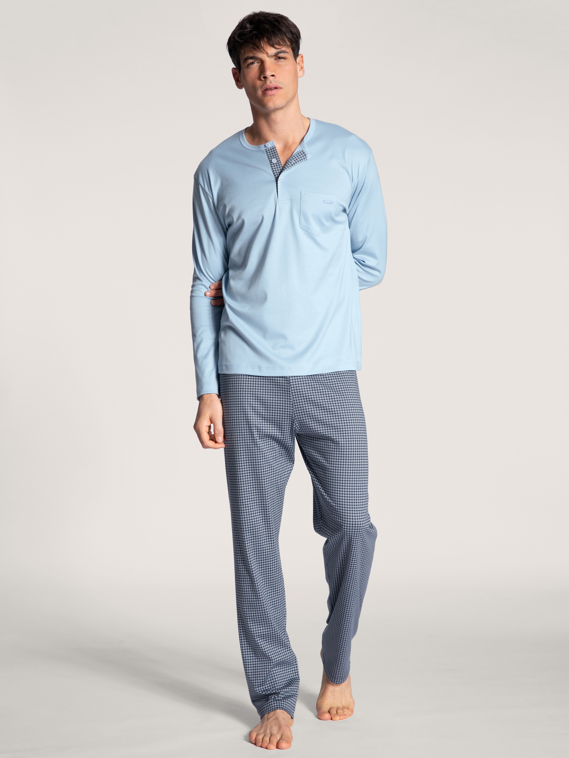Herren-Model trägt Pyjama lang aus 100% Baumwolle in Blau, Motiv aus Serie Relax Choice von CALIDA, Vorderansicht