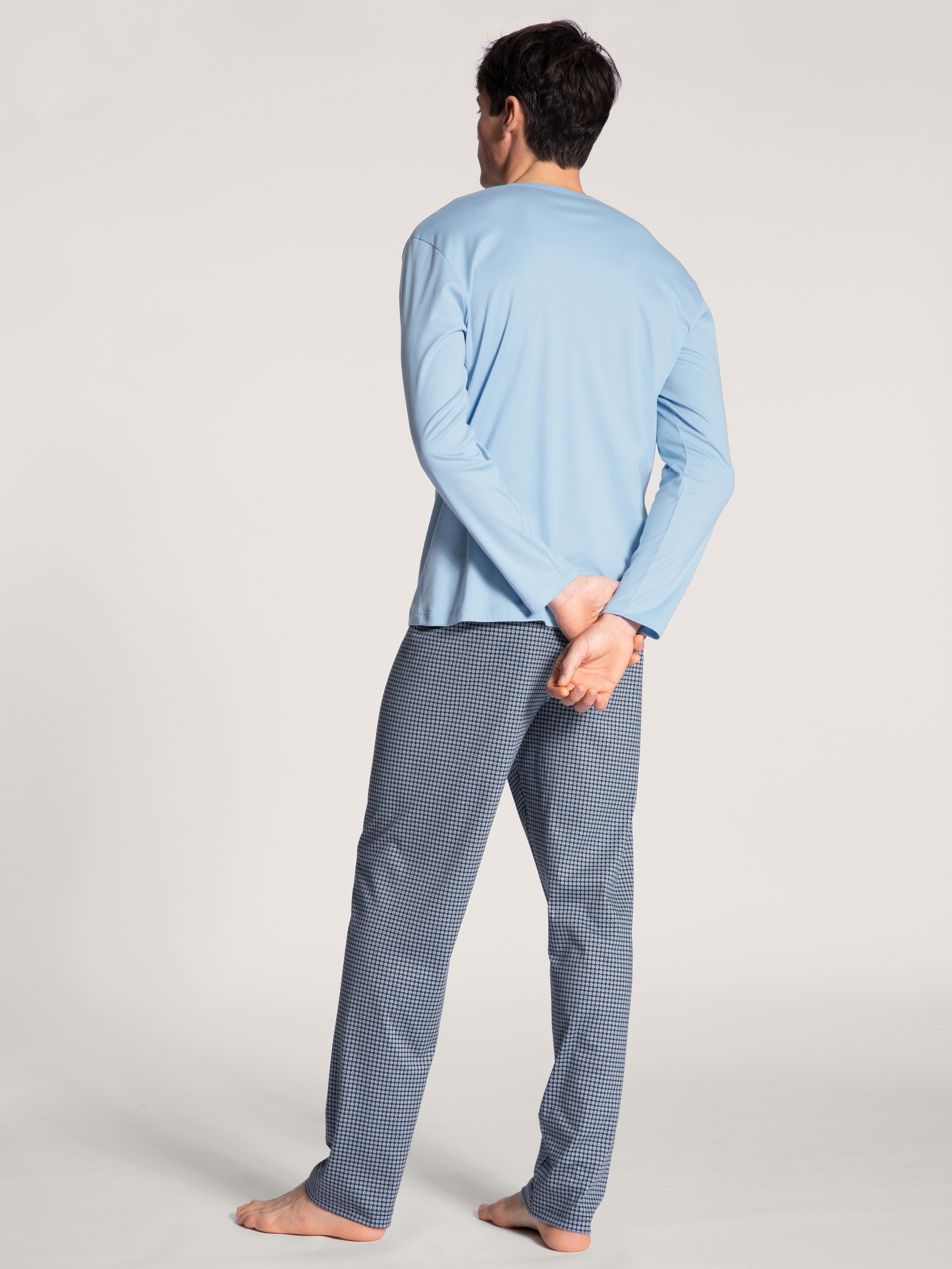 Herren-Model trägt Pyjama lang aus 100% Baumwolle in Blau, Motiv aus Serie Relax Choice von CALIDA, Rückansicht