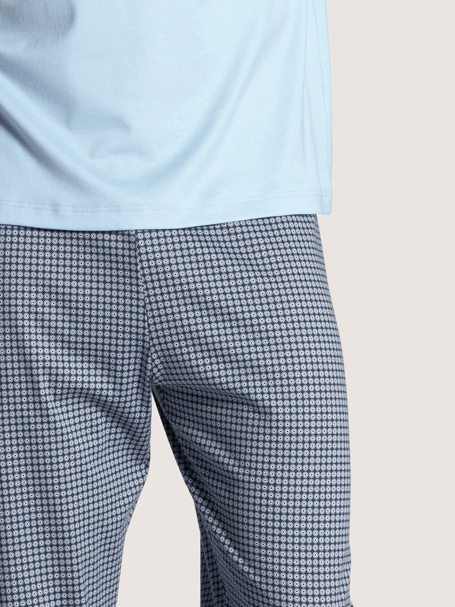 Herren-Model trägt Pyjama lang aus 100% Baumwolle in Blau, Motiv aus Serie Relax Choice von CALIDA, Detail