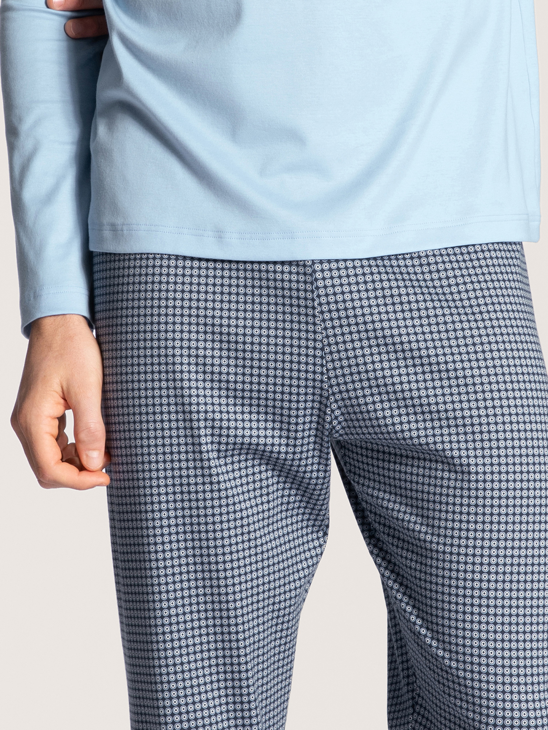 Herren-Model trägt Pyjama lang aus 100% Baumwolle in Blau, Motiv aus Serie Relax Choice von CALIDA, Detail