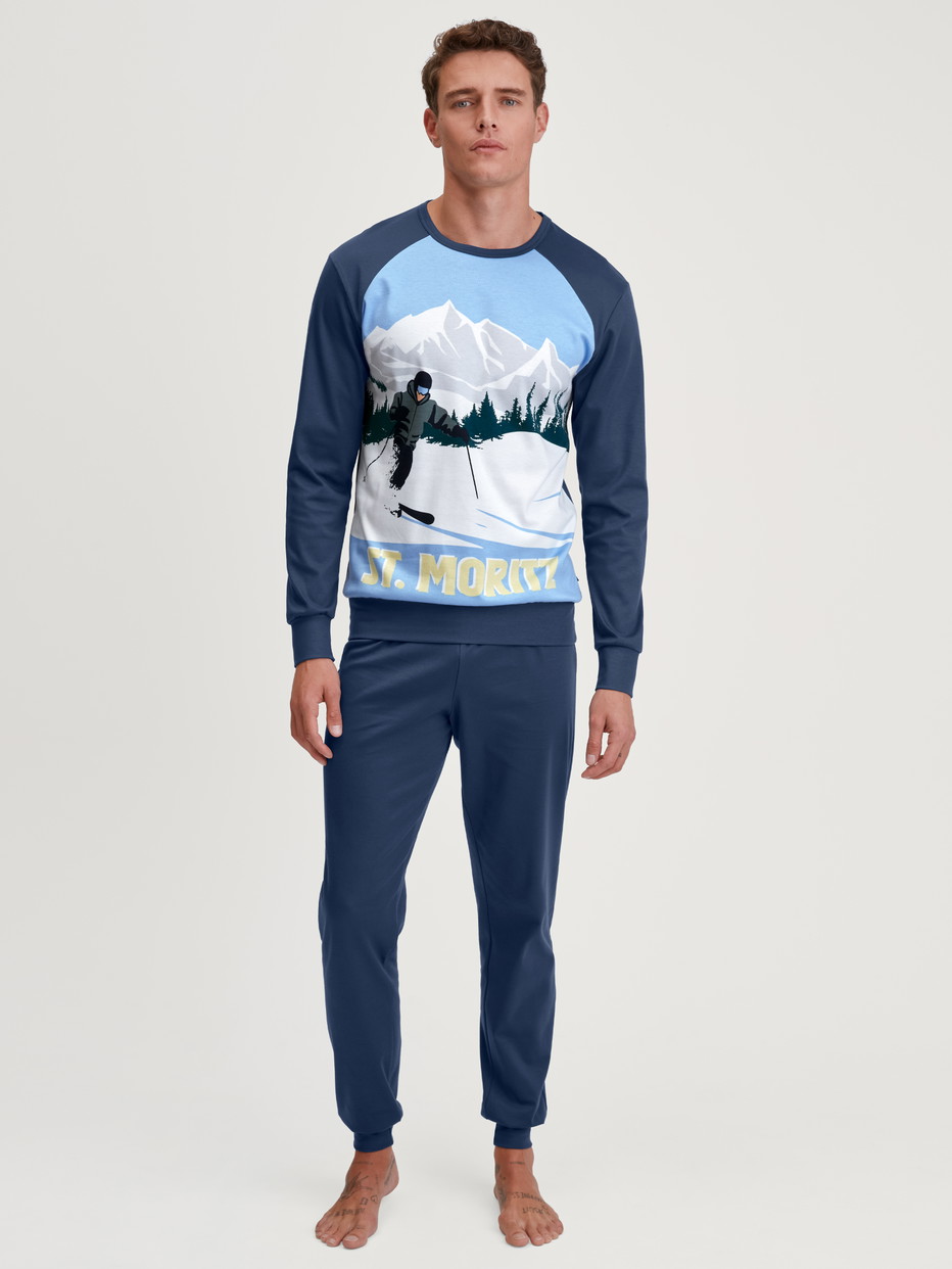 Herren-Model trägt Bündchen-Pyjama aus 100% Baumwolle in Blau, Motiv aus Serie Relax Ski Resort von CALIDA, Vorderansicht