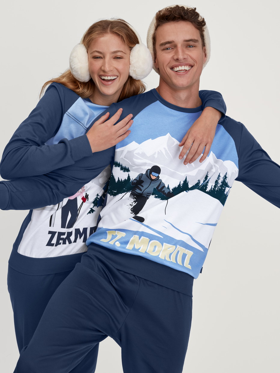 Herren-Model trägt Bündchen-Pyjama aus 100% Baumwolle in Blau, Motiv aus Serie Relax Ski Resort von CALIDA, Zusatzbild