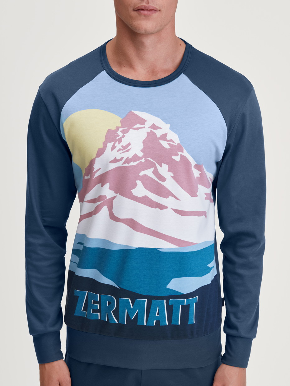 Men model is wearing Pyjama with cuff made of 100% Cotton in Blue, Motif from the Relax Ski Resort series by CALIDA, Detail