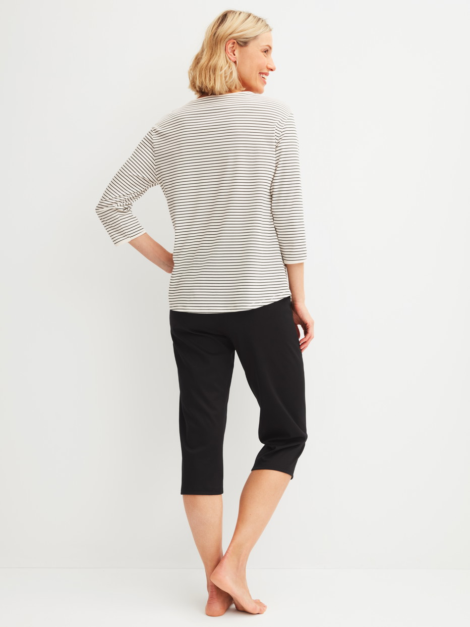 Damen-Model trägt 3/4-Pyjama aus 100% Baumwolle in Beige, Gestreift aus Serie Sweet Dreams von CALIDA, Rückansicht