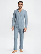 La modella / Il modello Uomo indossa Pigiama con bottoni in Lyocell di colore Blu, Tinta unita, della serie Nightwear Xtra di CALIDA, Vista frontale, Immagine generata da IA