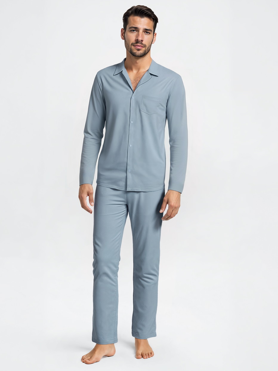 La modella / Il modello Uomo indossa Pigiama con bottoni in Lyocell di colore Blu, Tinta unita, della serie Nightwear Xtra di CALIDA, Vista frontale, Immagine generata da IA