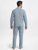 La modella / Il modello Uomo indossa Pigiama con bottoni in Lyocell di colore Blu, Tinta unita, della serie Nightwear Xtra di CALIDA, Vista posteriore, Immagine generata da IA