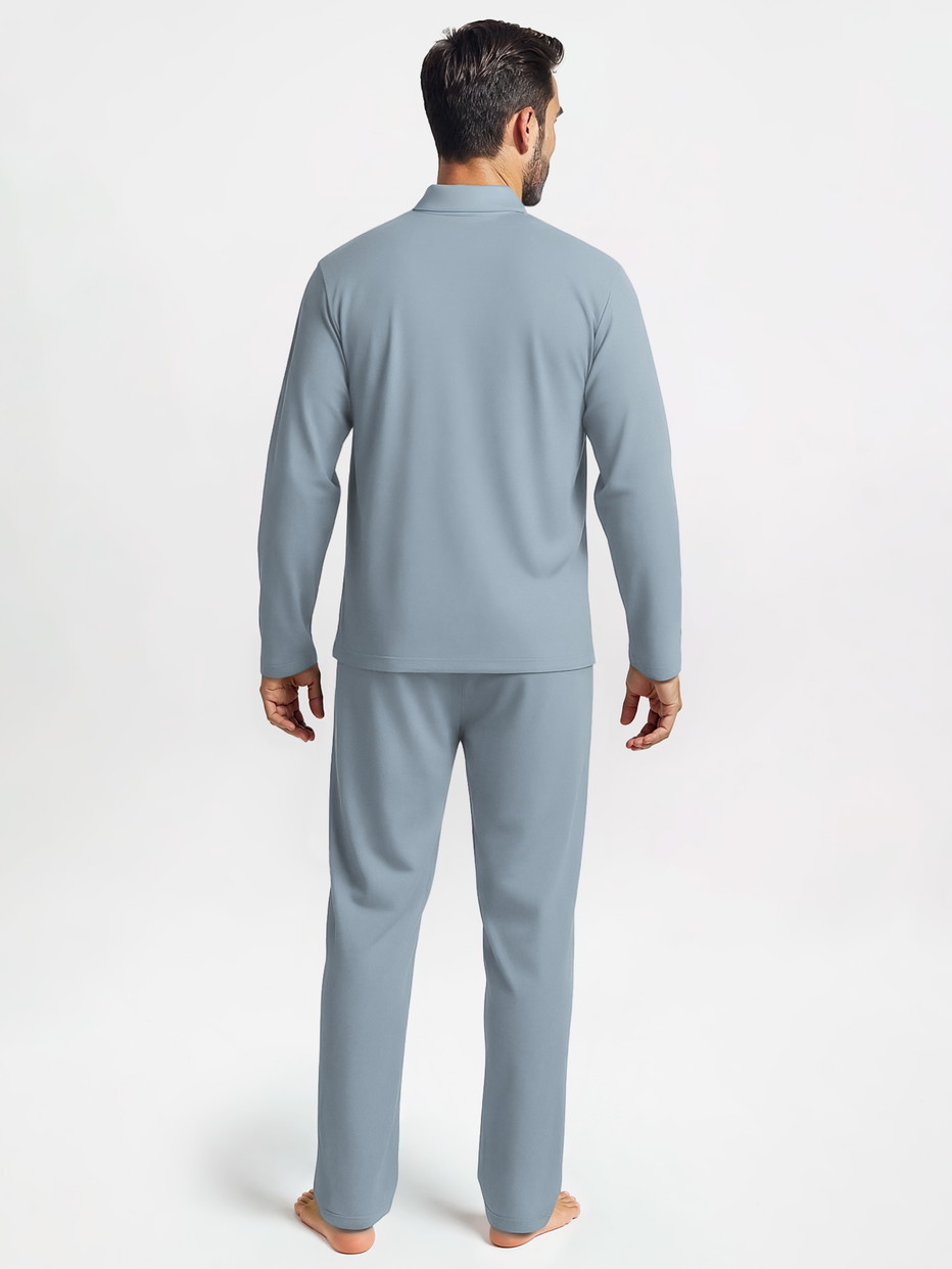 La modella / Il modello Uomo indossa Pigiama con bottoni in Lyocell di colore Blu, Tinta unita, della serie Nightwear Xtra di CALIDA, Vista posteriore, Immagine generata da IA