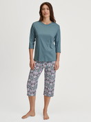 Le mannequin Femme porte le/la Pyjama capri en 100% coton de couleur Bleu, À motifs, de la série Autumn Dreams de CALIDA, Vue de face