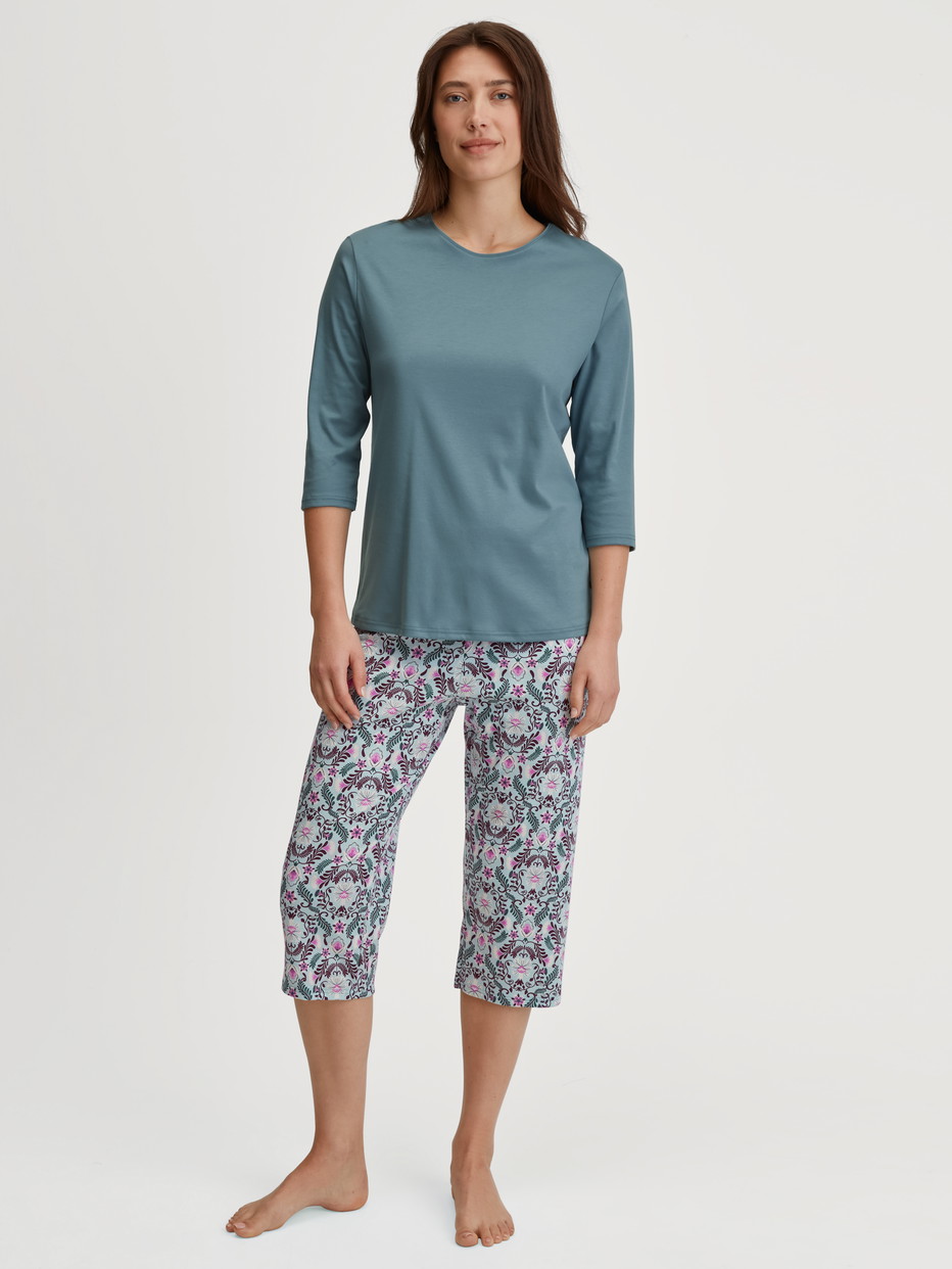 La modella / Il modello Donna indossa Pigiama capri in 100% cotone di colore Blu, Modello, della serie Autumn Dreams di CALIDA, Vista frontale