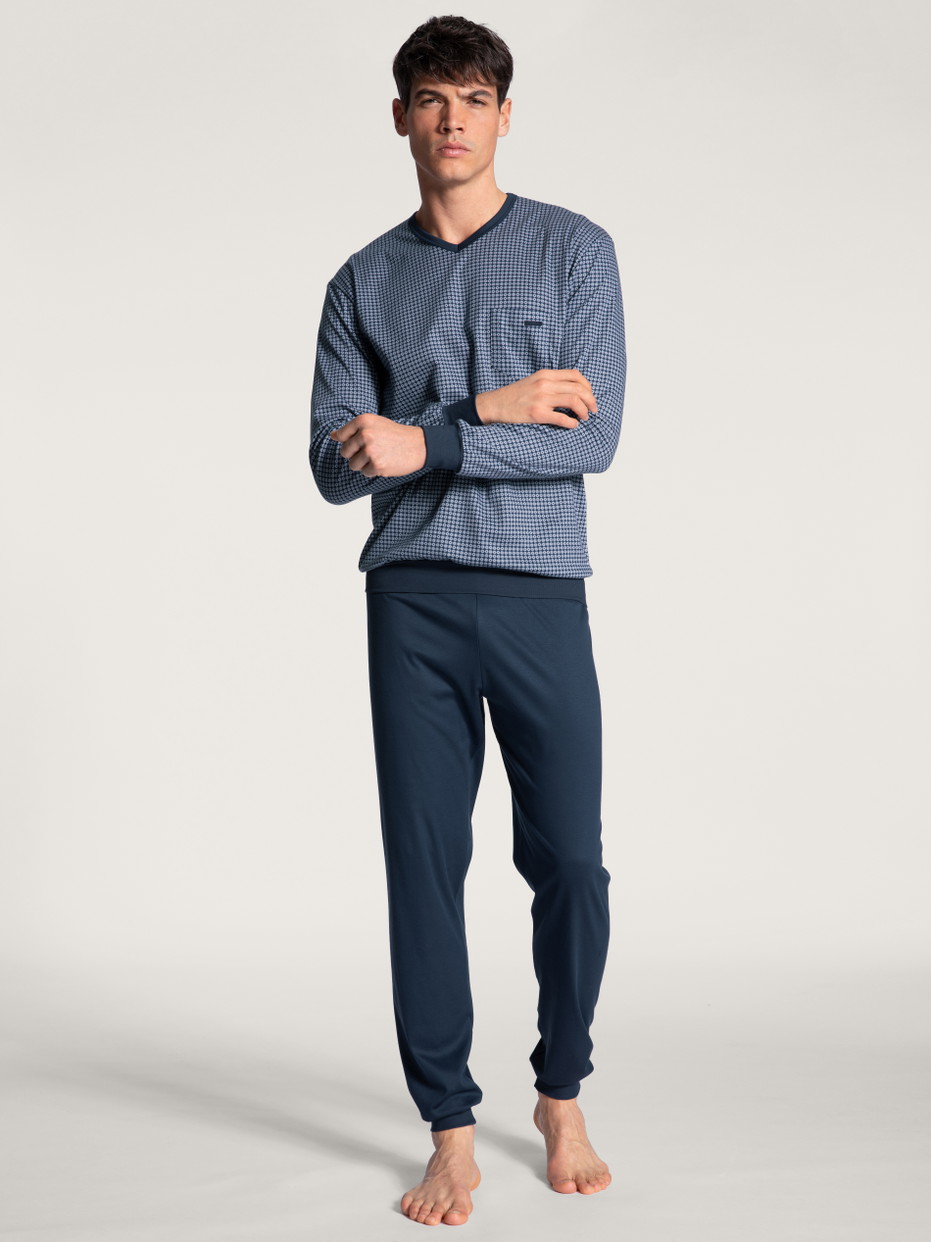 La modella / Il modello Uomo indossa Pigiama con polsini in 100% cotone di colore Blu, Motivo, della serie Relax Choice di CALIDA, Vista frontale