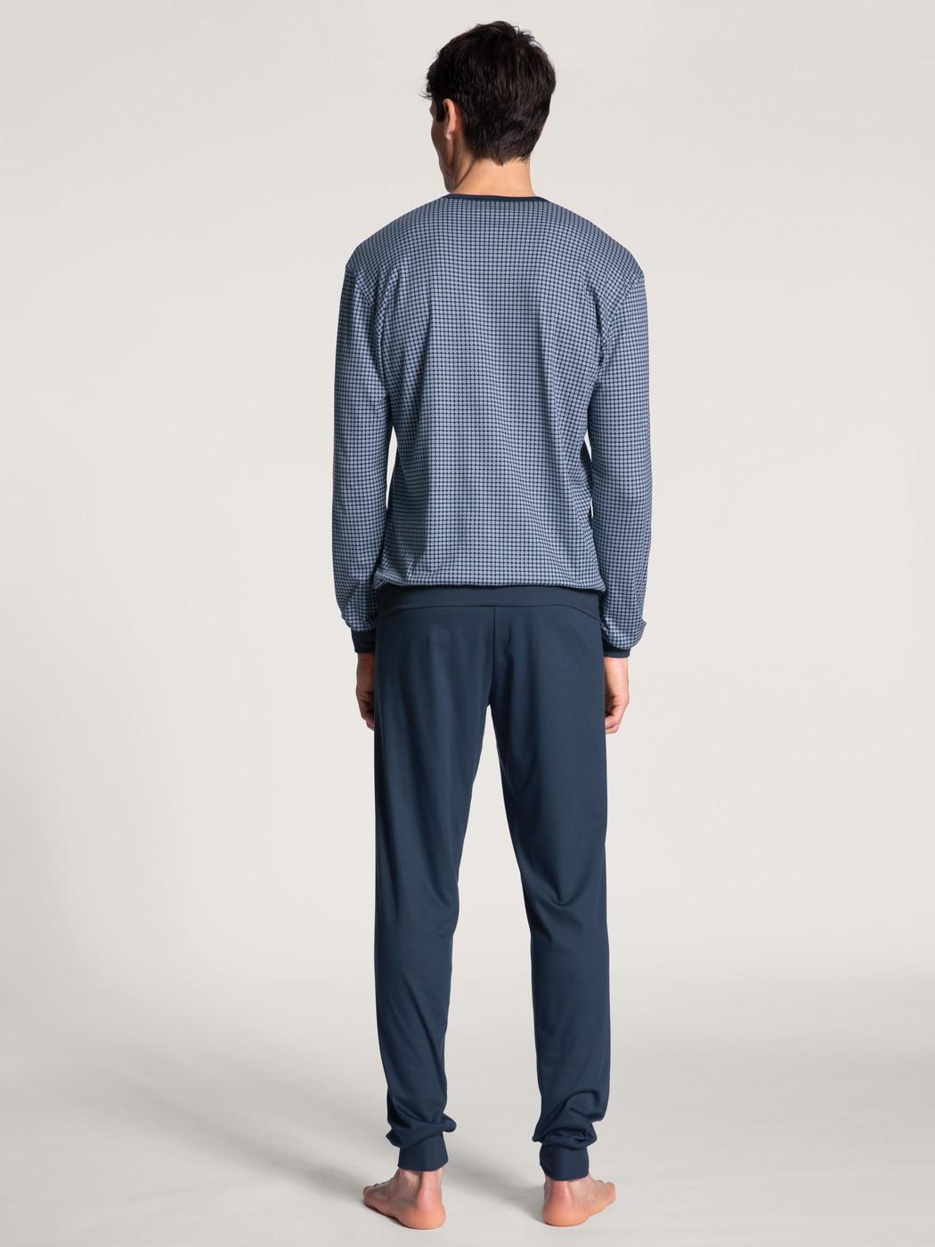 La modella / Il modello Uomo indossa Pigiama con polsini in 100% cotone di colore Blu, Motivo, della serie Relax Choice di CALIDA, Vista posteriore