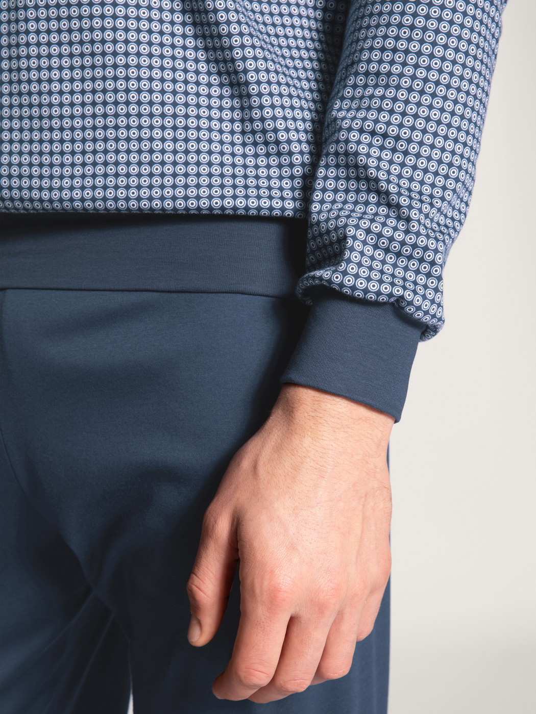 Uomo - Pigiama con polsini in 100% cotone di colore Blu, Motivo, della serie Relax Choice di CALIDA, Dettaglio