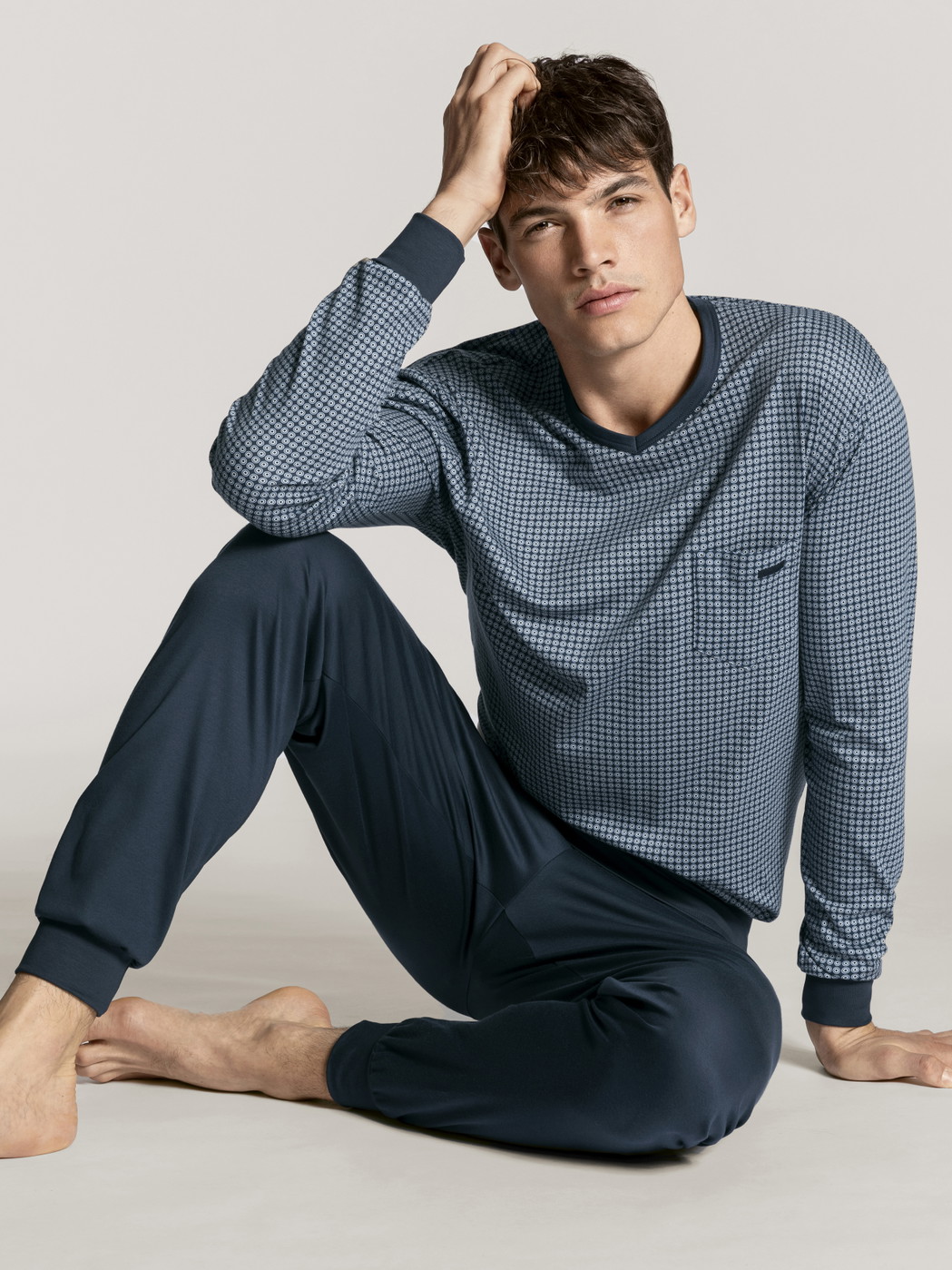 La modella / Il modello Uomo indossa Pigiama con polsini in 100% cotone di colore Blu, Motivo, della serie Relax Choice di CALIDA, Vista frontale