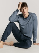 La modella / Il modello Uomo indossa Pigiama con polsini in 100% cotone di colore Blu, Motivo, della serie Relax Choice di CALIDA, Vista frontale
