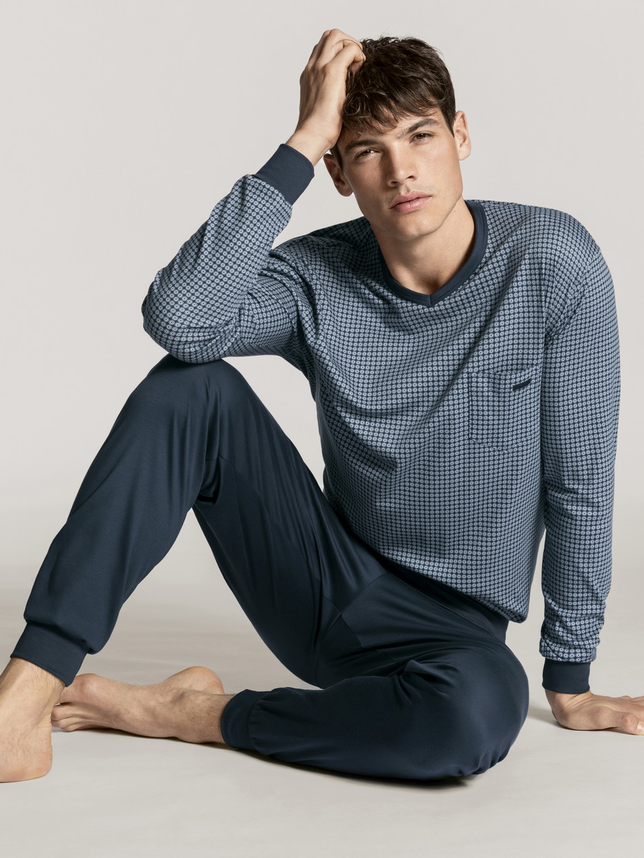 La modella / Il modello Uomo indossa Pigiama con polsini in 100% cotone di colore Blu, Motivo, della serie Relax Choice di CALIDA, Vista frontale