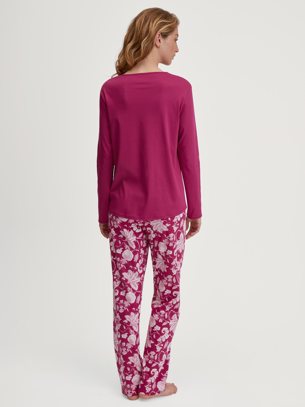 Le mannequin Femme porte le/la Pyjama, longue en 100% coton de couleur Violet, Floral, de la série Sweet Dreams de CALIDA, Vue arrière