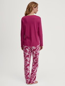 Le mannequin Femme porte le/la Pyjama, longue en 100% coton de couleur Violet, Floral, de la série Sweet Dreams de CALIDA, Vue arrière