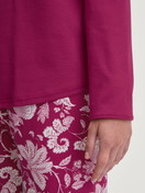 Le mannequin Femme porte le/la Pyjama, longue en 100% coton de couleur Violet, Floral, de la série Sweet Dreams de CALIDA, Détail