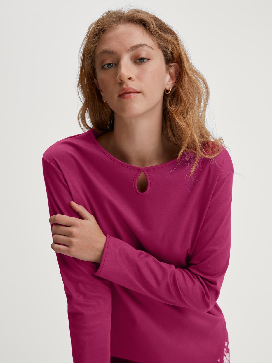 La modella / Il modello Donna indossa Pigiami, lunghi in 100% cotone di colore Viola, Floreale, della serie Sweet Dreams di CALIDA, Immagine aggiuntiva