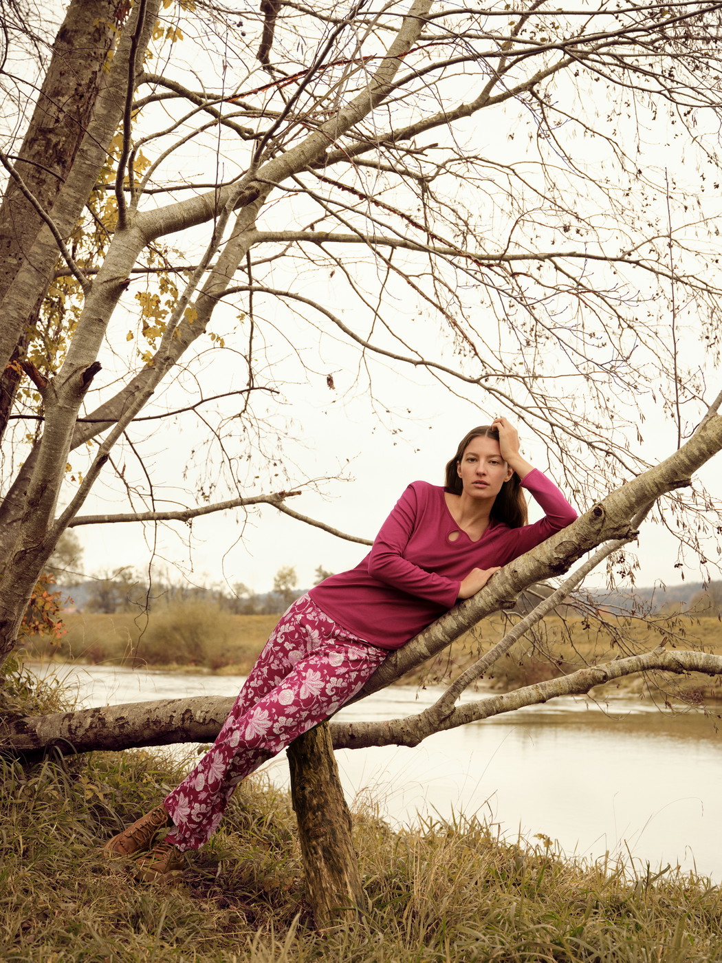 Le mannequin Femme porte le/la Pyjama, longue en 100% coton de couleur Violet, Floral, de la série Sweet Dreams de CALIDA, Image supplémentaire