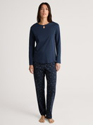 Damen-Model trägt Pyjama, lang aus 100% Baumwolle in Blau, Motiv aus Serie Sweet Dreams von CALIDA, Vorderansicht