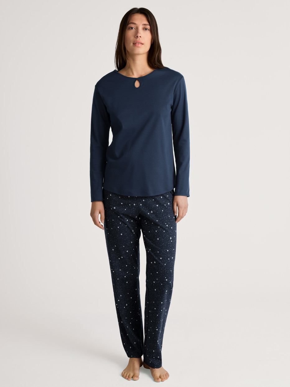 Le mannequin Femme porte le/la Pyjama, longue en 100% coton de couleur Bleu, Motif, de la série Sweet Dreams de CALIDA, Vue de face