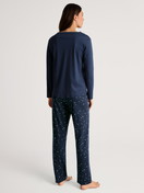 Damen-Model trägt Pyjama, lang aus 100% Baumwolle in Blau, Motiv aus Serie Sweet Dreams von CALIDA, Rückansicht