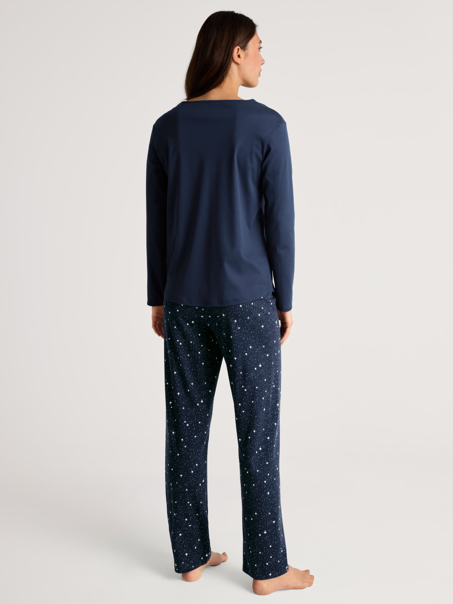 Le mannequin Femme porte le/la Pyjama, longue en 100% coton de couleur Bleu, Motif, de la série Sweet Dreams de CALIDA, Vue arrière