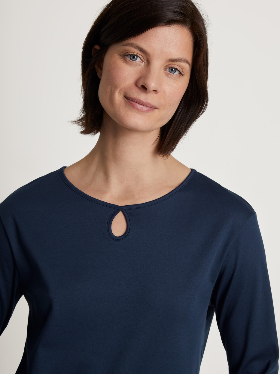 Le mannequin Femme porte le/la Pyjama, longue en 100% coton de couleur Bleu, Motif, de la série Sweet Dreams de CALIDA, Détail