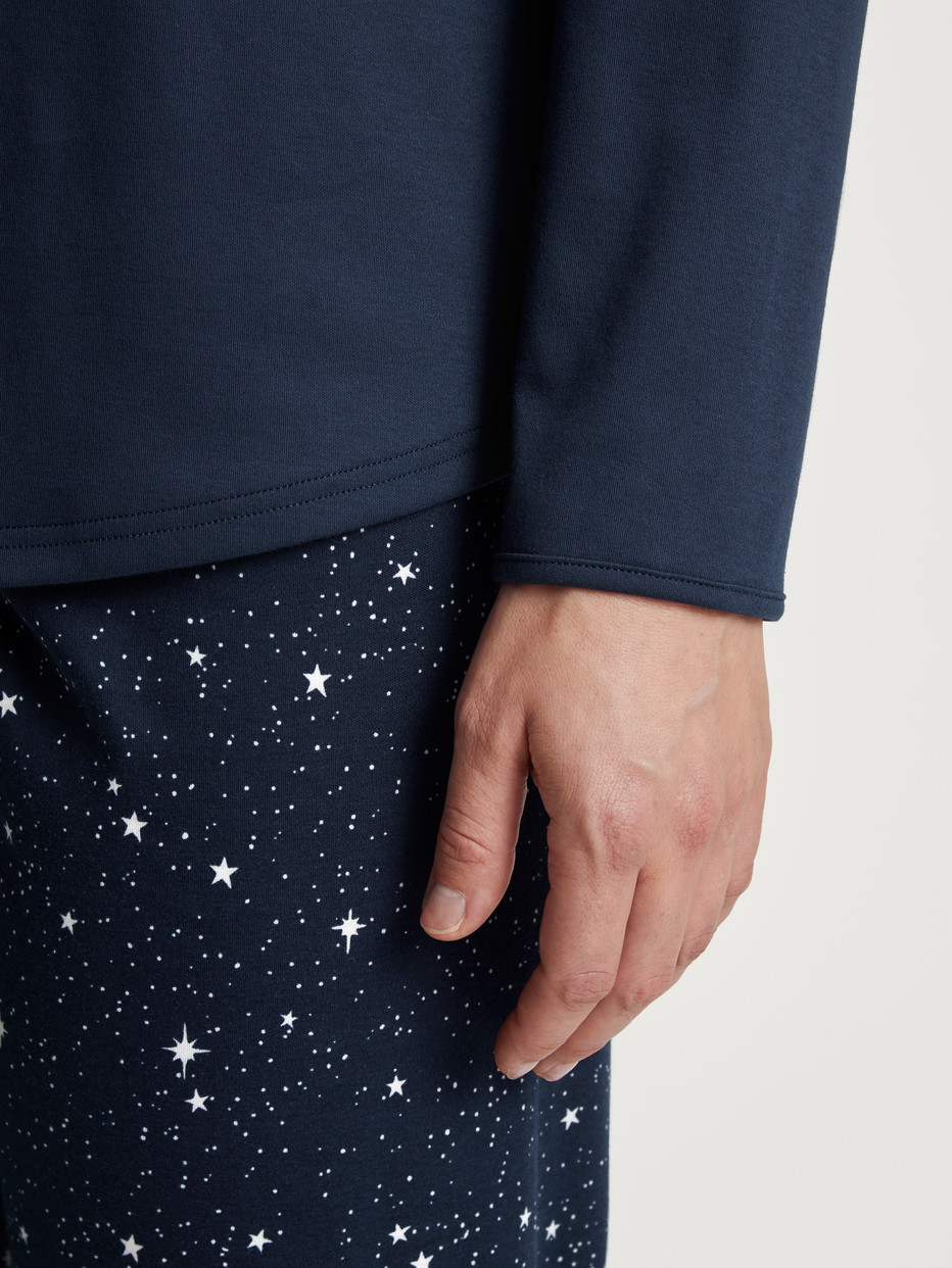 Le mannequin Femme porte le/la Pyjama, longue en 100% coton de couleur Bleu, Motif, de la série Sweet Dreams de CALIDA, Détail