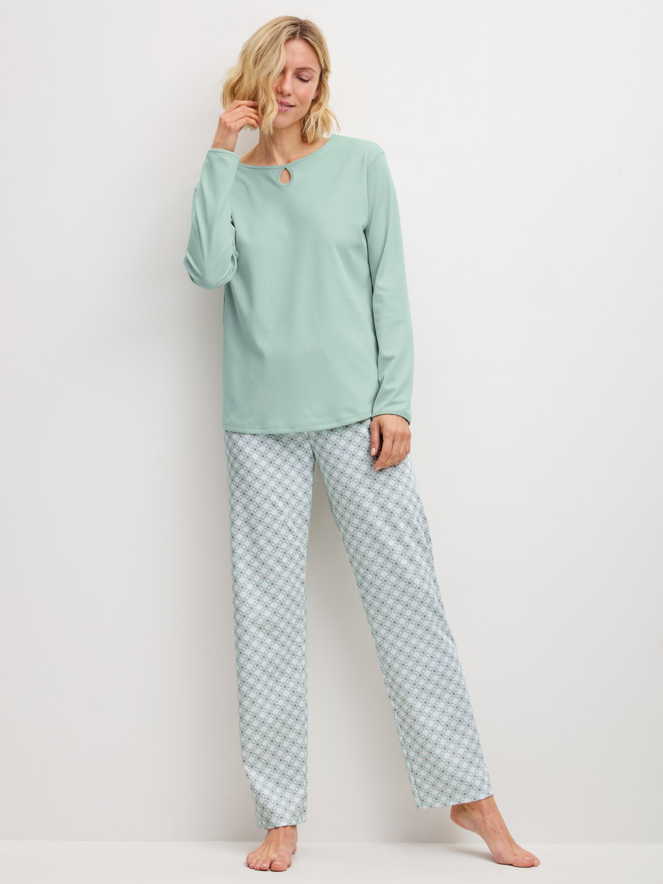 Le mannequin Femme porte le/la Pyjama, longue en 100% coton de couleur Turquoise, À motifs, de la série Sweet Dreams de CALIDA, Vue de face