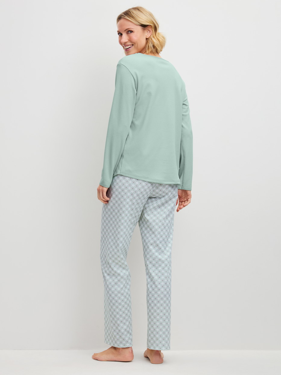 Le mannequin Femme porte le/la Pyjama, longue en 100% coton de couleur Turquoise, À motifs, de la série Sweet Dreams de CALIDA, Vue arrière