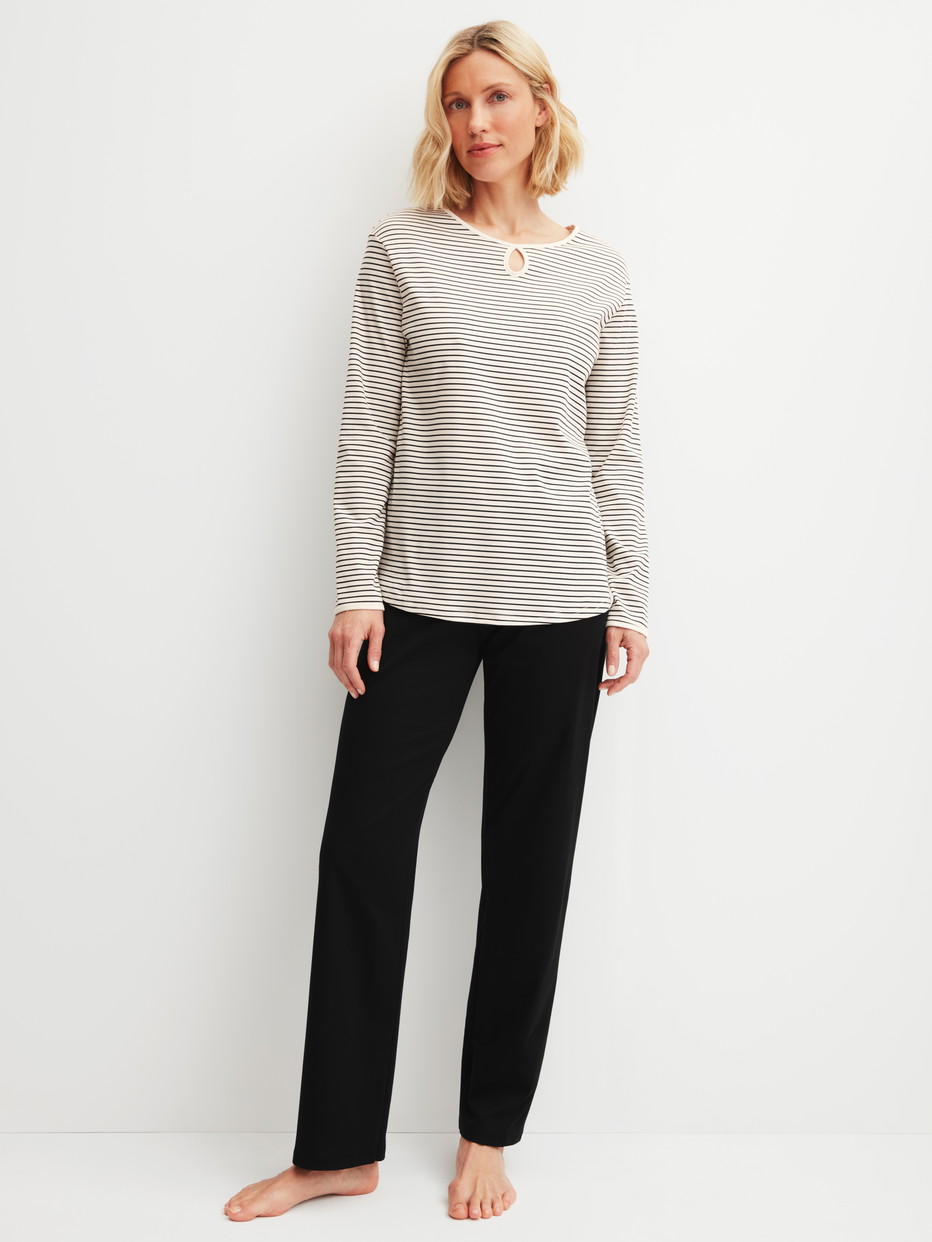 Le mannequin Femme porte le/la Pyjama, longue en 100% coton de couleur Beige, Rayée, de la série Sweet Dreams de CALIDA, Vue de face